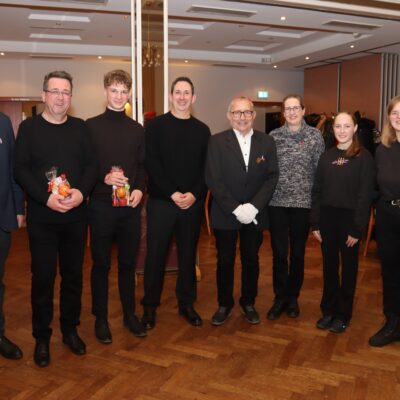 Nikolause und ihre Gefährten beschenken Kinder