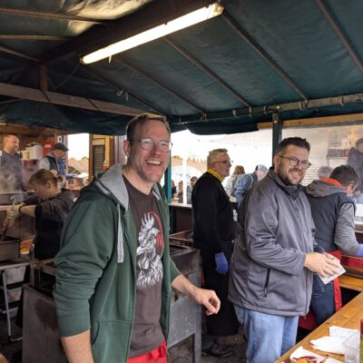 Heißer Spießbraten, kühles Kellerbier: Nikolaus-Collegium trotzt dem Herbstwetter